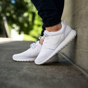 MAKE ME A OFFER White Nike roches MAKE ME A OFFER